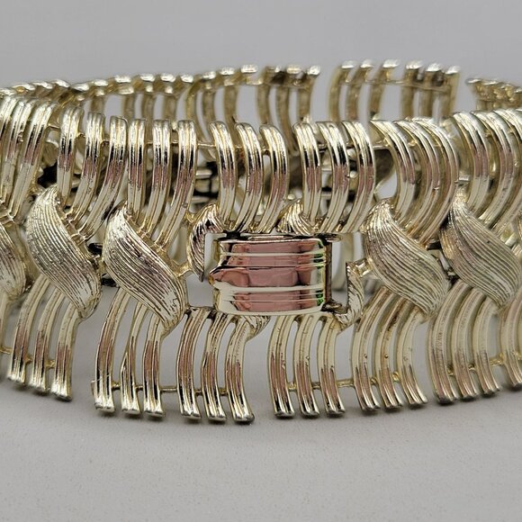 Vintage 1960s Lisner Gold Tone Articulated Bracelet 7 Inches - Picture 2 of 5